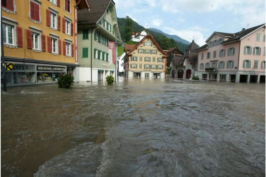 Der Dorfplatz von Sanrnen OW während dem Hochwasser 2005.