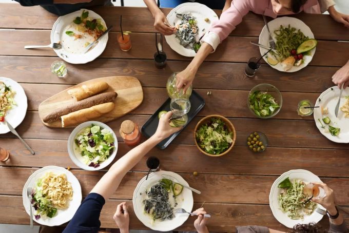 Immer mehr Menschen wollen sich gesund und umweltfreundlich ernähren. Menschen essen an Tisch