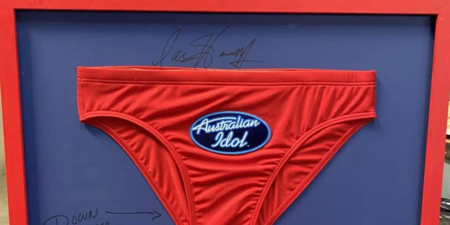 Knapp geschnitten und signiert: die Badehose von David Hasselhoff. Foto: Privat/LiveAuctioneers/dpa