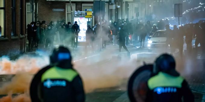In Rotterdam kam es etwa am Montag erneut zu Zusammenstössen zwischen Demonstranten und Polizisten. Riots in Rotterdam