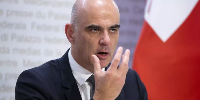 Bundesrat Alain Berset spricht während einer Medienkonferenz des Bundesrates zur aktuellen Lage im Zusammenhang mit dem Coronavirus, am Mittwoch, 6. Januar 2021, in Bern. Alain Berset Coronavirus