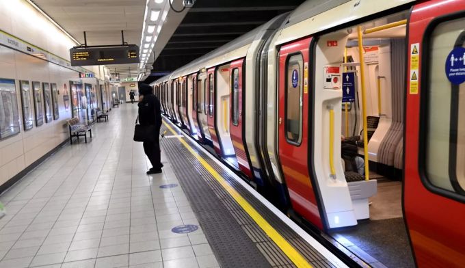 Eine leere U-Bahn-Haltestelle in London. Grossbritannien und Irland befinden sich im harten Lockdown. Coronavirus Mutation Irland Lockdown