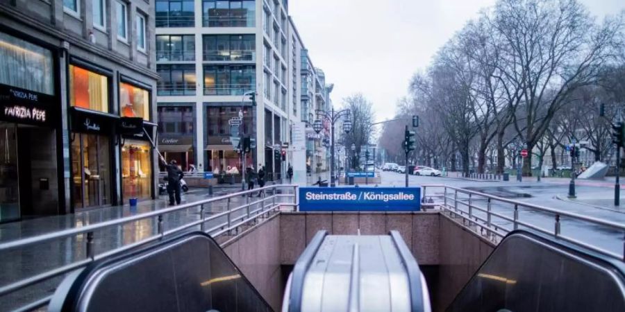 Kaum jemand ist auf der Königsallee in Düsseldorf unterwegs. Foto: Rolf Vennenbernd/dpa