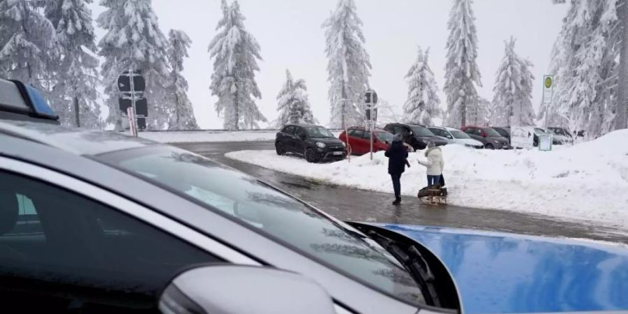 Ein Polizeifahrzeug zur Kontrolle von Tagesausflüglern im Schwarzwald. Foto: Benedikt Spether/dpa