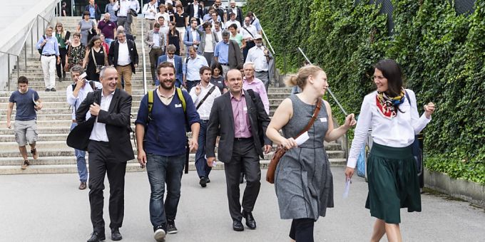 Raus an die frische Luft: Für die Mitglieder der Bundeshausfraktionen bildet das traditionelle Schulreisli die Möglichkeit, den Kopf während der Session auszulüften und den persönlichen Austausch zu pflegen. Im Bild die Grünliberalen 2018 unterwegs in Lausanne. (Themenbild) Bundeshausfraktionen Reisli