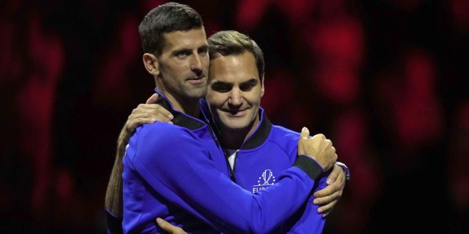 Novak Djokovic herzt Roger Federer nach dessen Rücktritt in London. Roger Federer djokovic