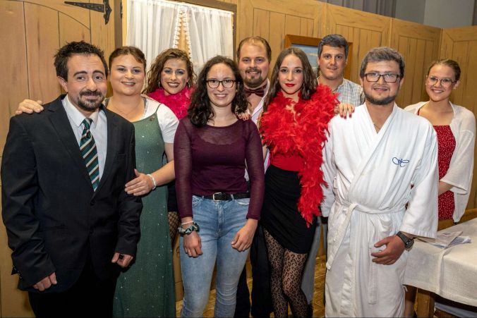 Das Ensemble vor dem Auftritt im Lustspiel "S Jubiläum" mit Soufleuse Sarina Schmitt (Bildmitte).
