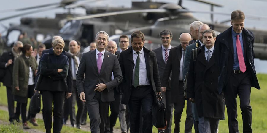 Bundesrätin Karin Keller-Sutter, Bundespräsident Ignazio Cassis, Bundesrat Ueli Maurer, Bundeskanzler Walter Thurnherr, und der Bündner Regierungspräsident Marcus Caduff (von links) treffen für die Bundesratssitzung «extra muros»im Kloster St. Johann in Müstair GR ein.
