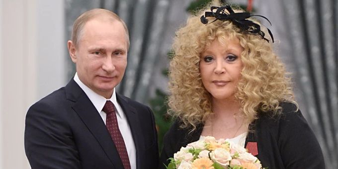 Alla Pugatschowa steht neben Wladimir Putin. Ukraine Krieg Pugatschowa Putin