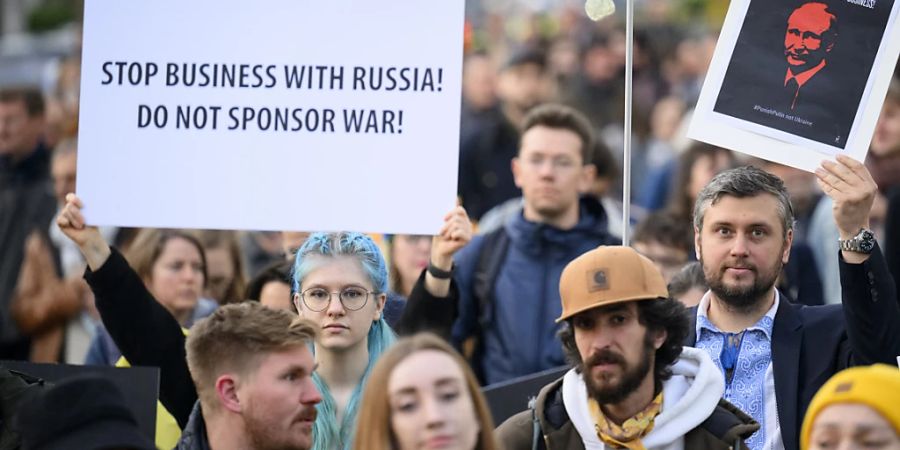 «Stoppt die Geschäfte mit Russland!», fordert eine Demonstrantin im März in Lausanne. Durch den Ukraine-Krieg hat das Thema Sanktionen an Brisanz gewonnen. (Archivbild)