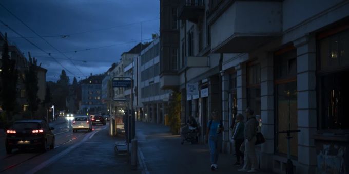 Passagiere warten an der Haltestelle Bahnhof Wollishofen / Staubstrasse im Dunklen auf ein Tram, während eines Stromausfalls in Zürich Wollishofen, aufgenommen am Freitag, 9. September 2022. (Symbolbild) Stromausfall