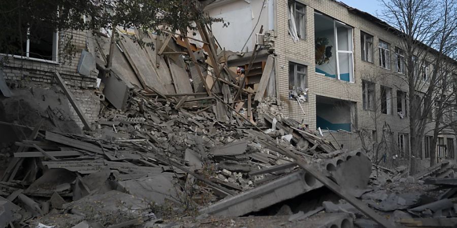 Trümmer bedecken einen Bereich an einer schwer beschädigten Schule. Foto: Leo Correa/AP/dpa