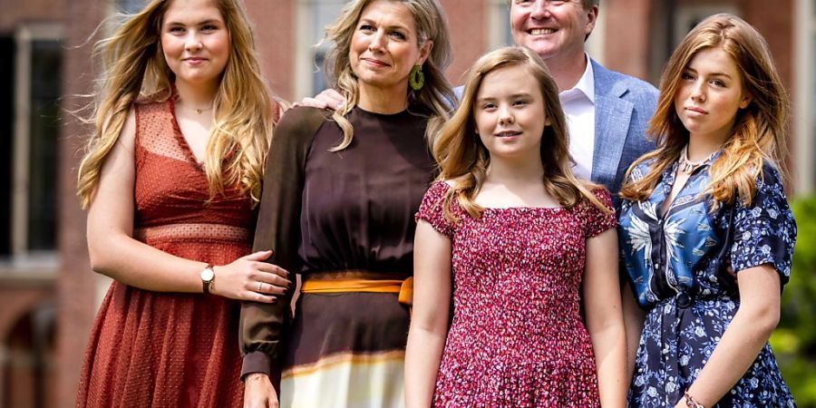 Wegen gegen sie gerichteter Drohungen ist die niederländische Kronprinzessin Catharina-Amalia (links) aus ihrer Studentenunterkunft in Amsterdam ausgezogen. Die 18-Jährige sei zurück in den Palast in Den Haag gezogen. (Archivbild)