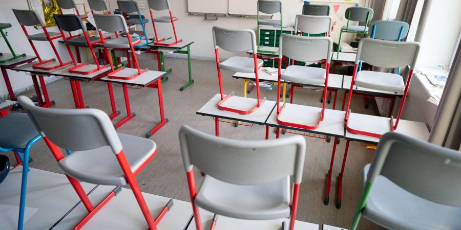 Leeres Klassenzimmer nach dem Beginn der Pandemie im März 2020 im Berliner Stadtteil Friedenau.
