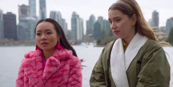 «Fakes» auf Netflix: Die besten Freundinnen Becca und Zoe. Becca und Zoe