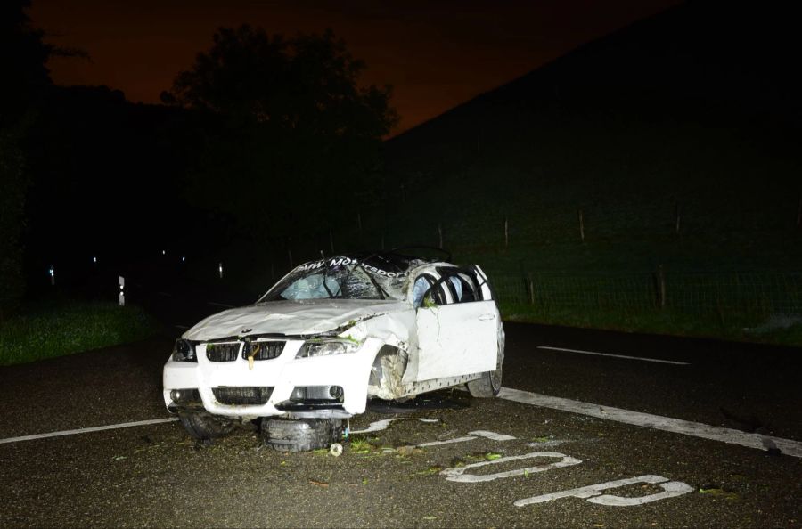 Das Auto erlitt einen Totalschaden.