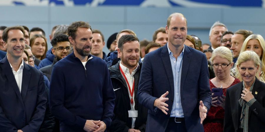 Prinz William (r) hat sich mit Englands Coach Gareth Southgate (l) getroffen.