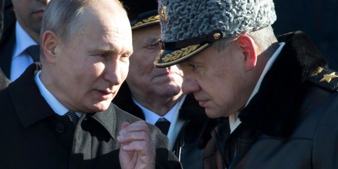 Der russische Präsident Wladimir Putin (l) und Verteidigungsminister Sergej Schoigu. Der russische Präsident Wladimir Putin (l) und Verteidigungsminister Sergej Schoigu.