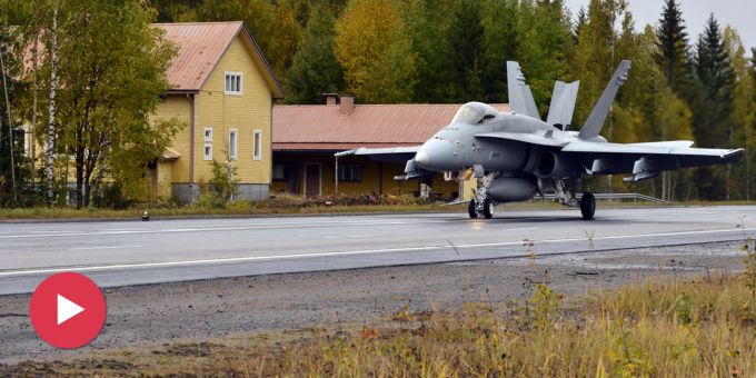 Nachbarland - Kampfjets auf Autobahn – Finnland übt für Russen-Krieg