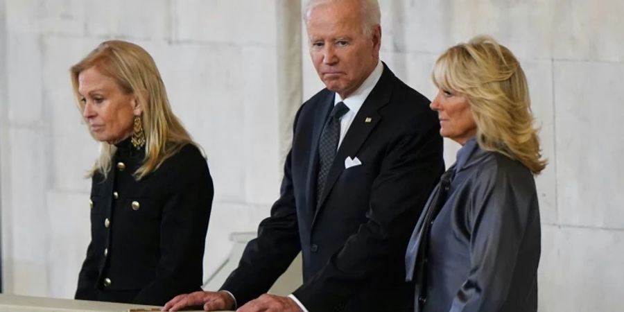 Biden und seine Frau (rechts) erweisen der Queen die letzte Ehre