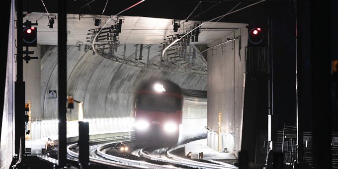 Wenn Züge in langen Tunneln das Tempo verlangsamen würden, könnten sie gemäss Lokführer-Verband 30 Prozent Strom einsparen. (Symbolbild) Schweizerische Bundesbahnen