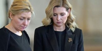 Vor Treffen mit Kate - Selenskyjs Frau erweist Queen letzte Ehre Vor Treffen mit Kate - Selenskyjs Frau erweist Queen letzte Ehre