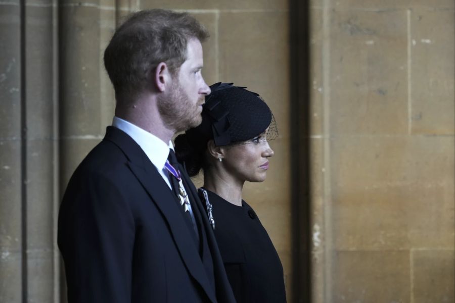 Prinz Harry und Meghan Markle nehmen am Trauergottesdienst für die Queen teil.