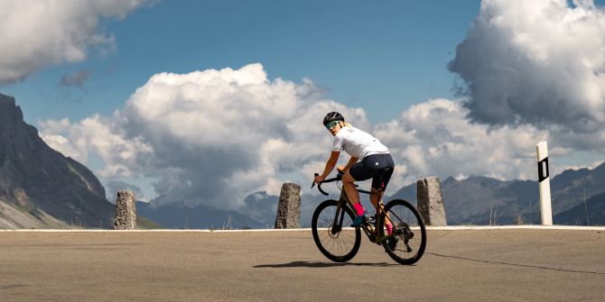 Monika Sattler auf dem Velo