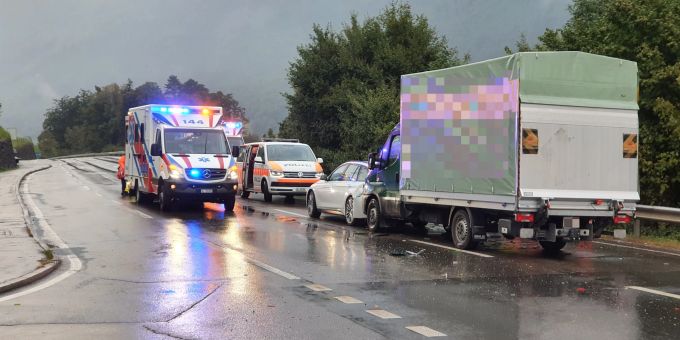 Mitlödi GL: Strasse nach schwerem Unfall dreieinhalb Stunden gesperrt. Mitlödi GL