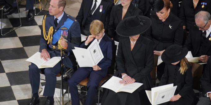 Prinz George wischte sich gestern während des Gottesdienstes eine Träne aus dem Gesicht. Prinz George