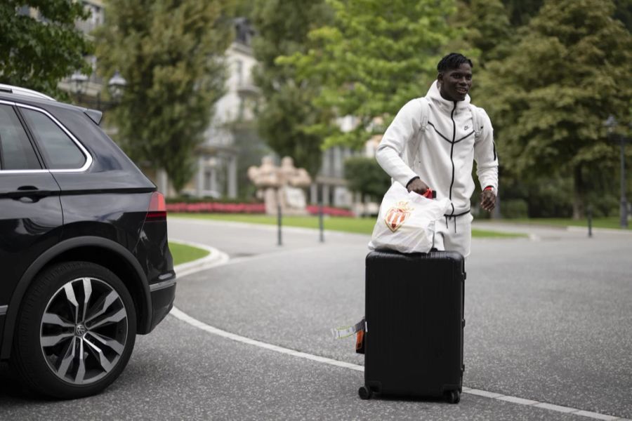 Ob Breel Embolo im Monaco-Plastiksack Geschenke für seine Nati-Kollegen dabei hat?