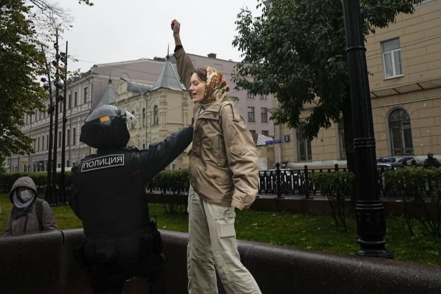 Ein russische Frau bei Protesten in Moskau.