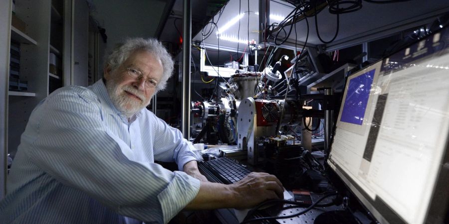 Der Quantenphysiker Anton Zeilinger gibt an der Fakultät für Physik der Universität Wien ein Interview. Nun ist er Nobelpreisträger.