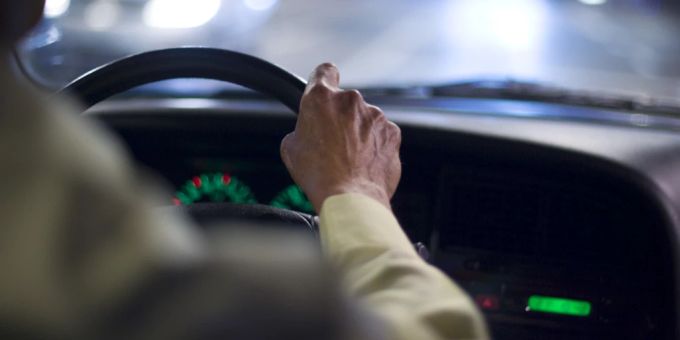 Eine ältere Person am Steuer eines Wagens. (Symbolbild) senior auto