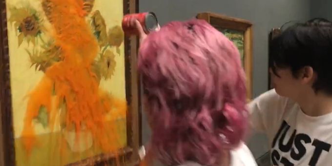 Mit Tomatensuppe - Anti-Öl-Aktivistinnen bewerfen van-Gogh-Gemälde