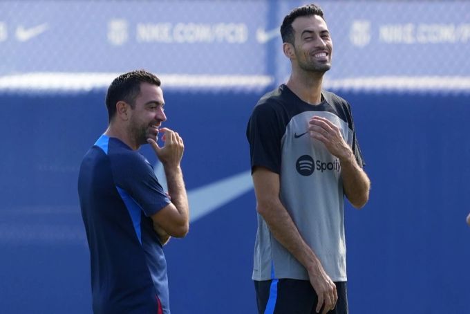 Sie prägten das Barça-Mittelfeld zusammen mit Andrés Iniesta über Jahre: Trainer Xavi (l) und Sergio Busquets. Sergio Busquets