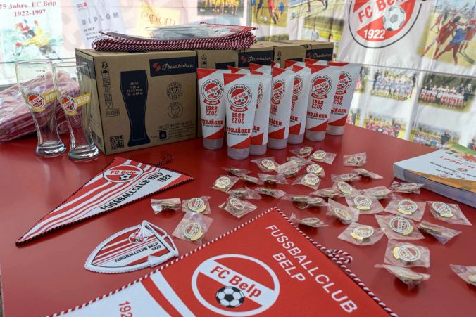 Wimpel, Buttons, Gläser, Duschgel ... Merchendisingstand des FC Belp.
