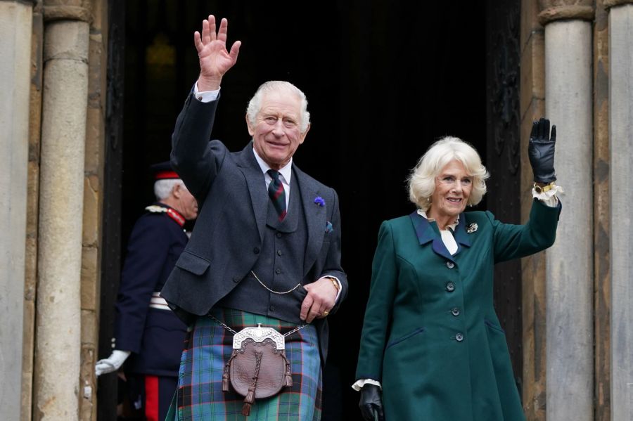 King Charles und Gattin Camilla zu Besuch in der schottischen Stadt Dunfermline.