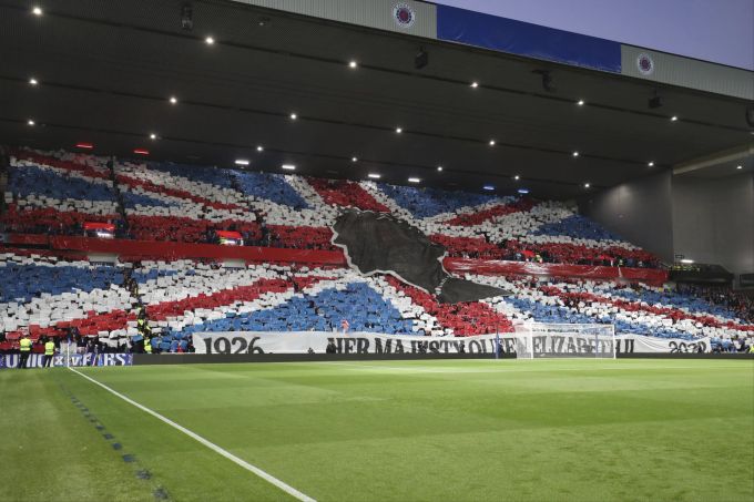 Die Fans der Glasgow Rangers feiern die verstorbene englische Monarchin Queen Elizabeth II. Glasgow Rangers Queen Elizabeth
