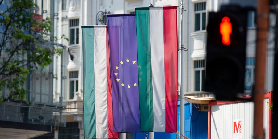 Flaggen von Ungarn und der Europäischen Union hängen an einer Fassade in Budapest.