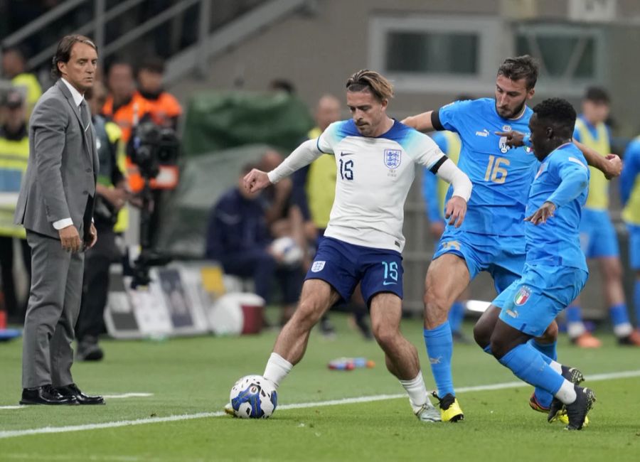 England steigt als Gruppen-Letzter ab. (Im Bild: Jack Grealish im Duell mit Wilfried Gnonto am letzten Freitag)