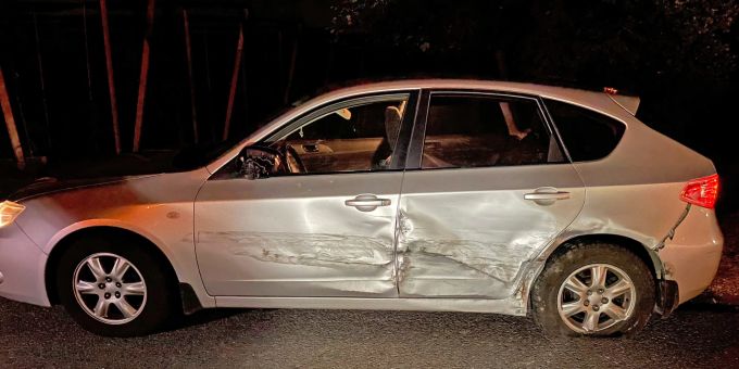 Die Autofahrerin wurde nicht verletzt, konnte jedoch die Fahrt aufgrund der Beschädigungen nicht mehr fortsetzen.