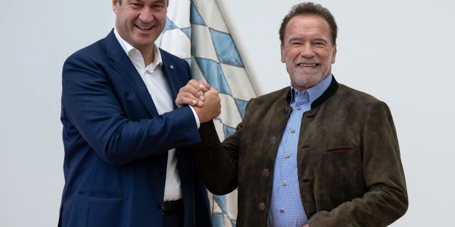 Markus Söder empfängt Arnold Schwarzenegger für die Verleihung des blauen Panthers.