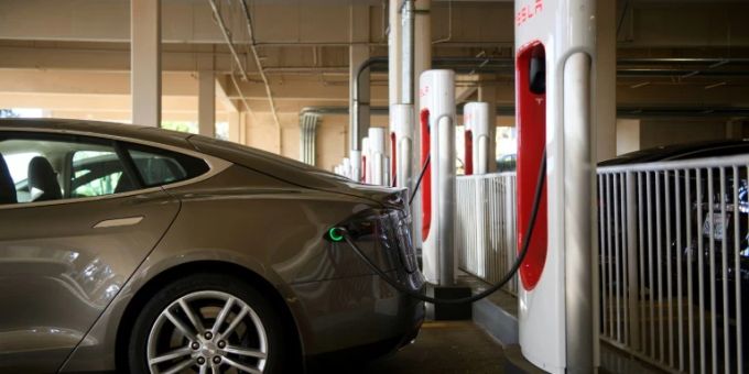 Tesla an einer Ladestation Tesla an einer Ladestation