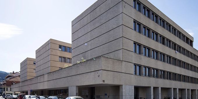 Weil er zwei Männer im Kiental in eine Schlucht gestossen haben soll, muss sich ein Mittsechziger in Thun vor dem Regionalgericht verantworten. (Archivbild) kiental prozess