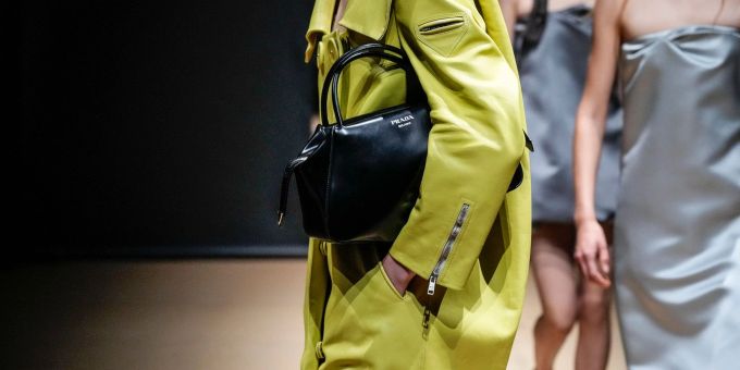 Ein Model trägt eine Kreation aus der Frühjahr-Sommer-Kollektion 2023 von Prada. Ein Model trägt eine Kreation aus der Frühjahr-Sommer-Kollektion 2023 von Prada.