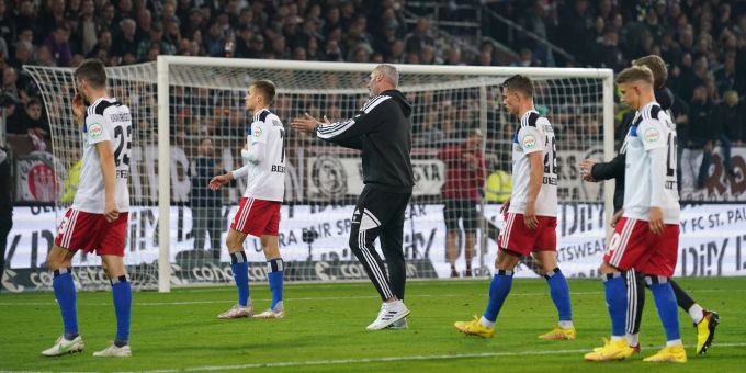 Hamburgs Trainer Tim Walter (M) und seine Spieler bedanken sich nach Spielende bei den HSV-Fans im Millerntor für die Unterstützung. hsv