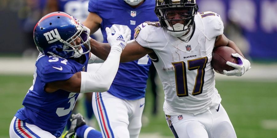 Kenyan Drake (17) von den Baltimore Ravens wird von Giants-Profi Fabian Moreau (37) attackiert.