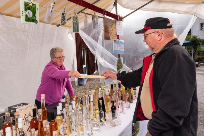 Brigitt Gass verkostet Spirituosen aus lokalem Obst. Ihre Spezialität: Blütenhonig Kirsch.