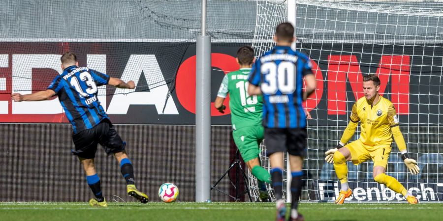 Paderborns Robert Leipertz (l) trifft zum 2:0 gegen den SV Sandhausen.